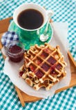 Позавтракайте с бельгийскими waffles с вареньем и кофе Стоковое Изображение Позавтракайте с бельгийскими waffles с вареньем и кофе Стоковое Изображение