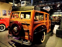 Показ автомобиля Форда ретро винтажный в музее Старый винтажный автомобиль сделанный из древесины стоковые фото Показ автомобиля Форда ретро винтажный в музее Старый винтажный автомобиль сделанный из древесины стоковые фото