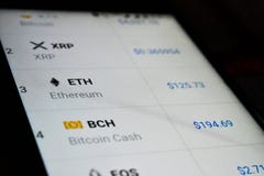 Показ валюты Ethereum цифровой на вебсайте coinmarketcap на смартфоне стоковое фото Показ валюты Ethereum цифровой на вебсайте coinmarketcap на смартфоне стоковое фото