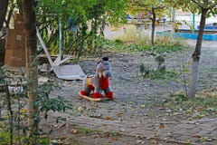 Покинутая лошадь мягкой игрушки тряся в дворе в Волгограде стоковые изображения rf Покинутая лошадь мягкой игрушки тряся в дворе в Волгограде стоковые изображения rf