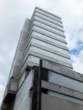 Покинутое старое конкретное здание highrise Стоковая Фотография RF Покинутое старое конкретное здание highrise Стоковая Фотография RF