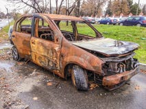 Покинутый разрушенный, который сгорели автомобиль на улице стоковая фотография rf Покинутый разрушенный, который сгорели автомобиль на улице стоковая фотография rf