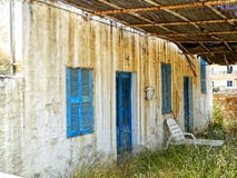 Покинутый старый белый греческий дом стоковое фото rf Покинутый старый белый греческий дом стоковое фото rf