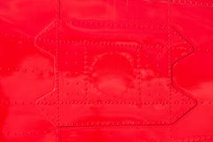 Покрашенная красным цветом заклепанная кожа корпуса самолета металла Стоковые Фотографии RF Покрашенная красным цветом заклепанная кожа корпуса самолета металла Стоковые Фотографии RF