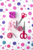 Покрашенная сатинировка ленты смычка подарочной коробки confetti scissors на белой вертикали взгляд сверху предпосылки положенной стоковые изображения Покрашенная сатинировка ленты смычка подарочной коробки confetti scissors на белой вертикали взгляд сверху предпосылки положенной стоковые изображения