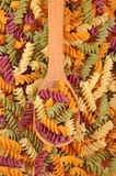 Покрашенное сырое итальянское fusilli макаронных изделий в ложке Стоковые Фото Покрашенное сырое итальянское fusilli макаронных изделий в ложке Стоковые Фото
