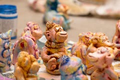 Покрашенные красочные Handmade figurines глины обезьян Стоковая Фотография RF Покрашенные красочные Handmade figurines глины обезьян Стоковая Фотография RF