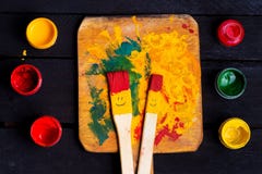 Покрашенные потеха улыбки щеток и счастливый Стоковое Изображение Покрашенные потеха улыбки щеток и счастливый Стоковое Изображение