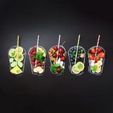 Покрашенные стекла с ингридиентами свежих продуктов для smoothies, пить на черной доске Квадратный урожай Ассортимент стоковая фотография rf Покрашенные стекла с ингридиентами свежих продуктов для smoothies, пить на черной доске Квадратный урожай Ассортимент стоковая фотография rf