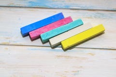 Покрашенный мел для рисовать на белой деревянной предпосылке стоковые фото Покрашенный мел для рисовать на белой деревянной предпосылке стоковые фото