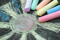 Покрашенный мел для рисовать на деревянной предпосылке стоковые изображения rf Покрашенный мел для рисовать на деревянной предпосылке стоковые изображения rf