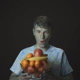 Покрашенный парень пестротканых красок молодой усмехаясь держа стекло va стоковое фото rf Покрашенный парень пестротканых красок молодой усмехаясь держа стекло va стоковое фото rf