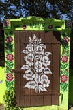 Покрашенный старый деревянный коттедж украшенный с рукой покрасил красочные цветки, Zalipie, Польшу Стоковая Фотография Покрашенный старый деревянный коттедж украшенный с рукой покрасил красочные цветки, Zalipie, Польшу Стоковая Фотография