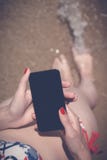 Покройте вниз с взгляда женских рук держа smartphone пустого экрана на стоковое изображение rf Покройте вниз с взгляда женских рук держа smartphone пустого экрана на стоковое изображение rf