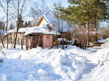 покрытая Снег сельская задворк в русской деревне стоковые фото покрытая Снег сельская задворк в русской деревне стоковые фото
