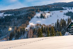 покрытые Снег горы и фуникулеры, запад Planai гондолы в Planai & Hochwurzen Шладминг-Dachstein, Steiermark, Австрия, стоковые изображения покрытые Снег горы и фуникулеры, запад Planai гондолы в Planai & Hochwurzen Шладминг-Dachstein, Steiermark, Австрия, стоковые изображения