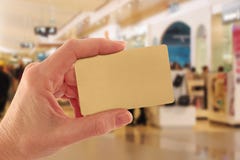 покупка мола удерживания руки золота кредита карточки Стоковые Фотографии RF покупка мола удерживания руки золота кредита карточки Стоковые Фотографии RF