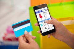 Покупки женщины онлайн на смартфоне стоковые фото Покупки женщины онлайн на смартфоне стоковые фото