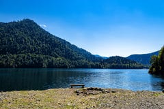 Полдень на озере Ritsa горы стоковые фото Полдень на озере Ritsa горы стоковые фото