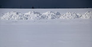 Поле снега Равнина покрыта с белым снегом под голубым небом с толстыми белыми облаками перед снежности, шторм, пурга стоковые изображения Поле снега Равнина покрыта с белым снегом под голубым небом с толстыми белыми облаками перед снежности, шторм, пурга стоковые изображения
