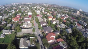 Полет трутня над домами акции видеоматериалы Полет трутня над домами акции видеоматериалы