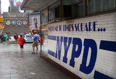 полиции nypd придают квадратную форму временам станции стоковое изображение полиции nypd придают квадратную форму временам станции стоковое изображение