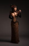 Полнометражный взгляд женщины брюнет в готической мантии steampunk стоковое фото Полнометражный взгляд женщины брюнет в готической мантии steampunk стоковое фото