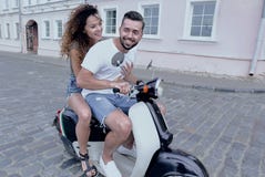 Полнометражный взгляд со стороны счастливого катания пар на ретро мотоцилк стоковое изображение rf Полнометражный взгляд со стороны счастливого катания пар на ретро мотоцилк стоковое изображение rf