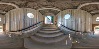 Полностью безшовная сферически панорама 360 градусов взгляда угла в деревянном тоннеле с конкретной лестницей в equirectangular п стоковые изображения rf Полностью безшовная сферически панорама 360 градусов взгляда угла в деревянном тоннеле с конкретной лестницей в equirectangular п стоковые изображения rf