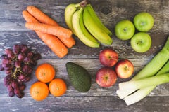 Положение квартиры Veg плода с бананами, виноградинами и больше стоковое изображение Положение квартиры Veg плода с бананами, виноградинами и больше стоковое изображение