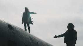 Положение молодой женщины на верхней части, который разбили самолета D акции видеоматериалы Положение молодой женщины на верхней части, который разбили самолета D акции видеоматериалы