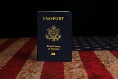 Положение паспорта США на деревенском американском флаге с черной предпосылкой стоковые фото Положение паспорта США на деревенском американском флаге с черной предпосылкой стоковые фото