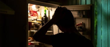 Положение человека около раскрытого холодильника для того чтобы скомплектовать некоторую еду вечером дома f стоковая фотография Положение человека около раскрытого холодильника для того чтобы скомплектовать некоторую еду вечером дома f стоковая фотография