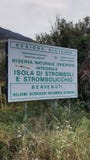 Положительный знак острова природного заповедника Stromboli и Strombolicchio стоковое изображение Положительный знак острова природного заповедника Stromboli и Strombolicchio стоковое изображение