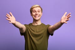 Положительный счастливый красивый человек приветствуя людей с его оружиями раскрыл стоковые изображения rf Положительный счастливый красивый человек приветствуя людей с его оружиями раскрыл стоковые изображения rf