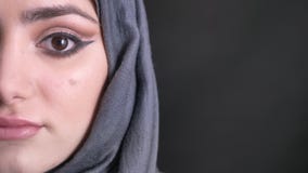 Полу-портрет конца-вверх красивой мусульманской женщины в hijab с модным макияжем наблюдая спокойно в камеру на черноте сток-видео Полу-портрет конца-вверх красивой мусульманской женщины в hijab с модным макияжем наблюдая спокойно в камеру на черноте сток-видео