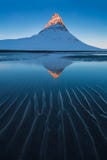 Полуостров snaefellsnes Исландии и известное Kirkjufell Kirkjufell красиво форменная и симметричная, свободная стоящая гора стоковая фотография rf Полуостров snaefellsnes Исландии и известное Kirkjufell Kirkjufell красиво форменная и симметричная, свободная стоящая гора стоковая фотография rf