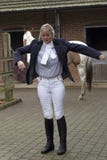 Получать всадника лошади женщины одел в синем пиджаке Стоковая Фотография RF Получать всадника лошади женщины одел в синем пиджаке Стоковая Фотография RF