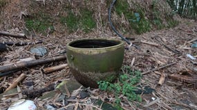 Получившаяся отказ небольшая цистерна с водой, возможно антиквариат стоковые изображения Получившаяся отказ небольшая цистерна с водой, возможно антиквариат стоковые изображения