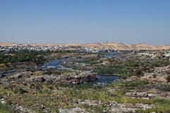 Получившиеся отказ хижины и дома морской водой с песочным путем от гор и немного деревьев стоковая фотография rf Получившиеся отказ хижины и дома морской водой с песочным путем от гор и немного деревьев стоковая фотография rf
