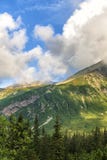 Польский ландшафт лета гор Tatra с голубым небом и белыми облаками стоковое изображение Польский ландшафт лета гор Tatra с голубым небом и белыми облаками стоковое изображение