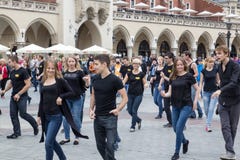 ПОЛЬША, КРАКОВ 02 09 2017, группа в составе молодые люди танцуя в стоковая фотография rf ПОЛЬША, КРАКОВ 02 09 2017, группа в составе молодые люди танцуя в стоковая фотография rf