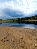 Поляк рыбной ловли и зеркало озера стоковое изображение rf Поляк рыбной ловли и зеркало озера стоковое изображение rf