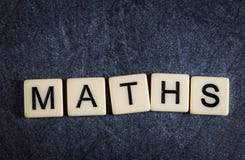 Пометьте буквами плитки на черных математиках правописания предпосылки шифера стоковые изображения Пометьте буквами плитки на черных математиках правописания предпосылки шифера стоковые изображения