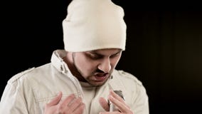 Поп утеса вокалиста подставного лица конца-вверх со стильной бородой в белых одеждах и шляпе с микрофоном в его руках сток-видео Поп утеса вокалиста подставного лица конца-вверх со стильной бородой в белых одеждах и шляпе с микрофоном в его руках сток-видео