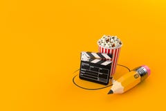 Попкорн и clapboard с карандашем бесплатная иллюстрация Попкорн и clapboard с карандашем бесплатная иллюстрация