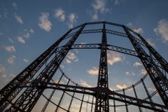 Поразительный силуэт пустого цилиндра для хранения газа против неба сумрака в восточном Лондоне стоковое фото Поразительный силуэт пустого цилиндра для хранения газа против неба сумрака в восточном Лондоне стоковое фото