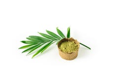 Порошок хны для крася mehendi волос и бровей и рисовать на руках, с зелеными лист ладони стоковая фотография rf Порошок хны для крася mehendi волос и бровей и рисовать на руках, с зелеными лист ладони стоковая фотография rf