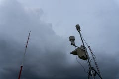 Портативная автоматическая метеорологическая станция в аэропорте Ngurah Rai под страшными темными ливневыми облаками Этот инструм стоковые изображения Портативная автоматическая метеорологическая станция в аэропорте Ngurah Rai под страшными темными ливневыми облаками Этот инструм стоковые изображения