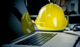 Портативный компьютер инженерства в офисе стоковые изображения rf Портативный компьютер инженерства в офисе стоковые изображения rf
